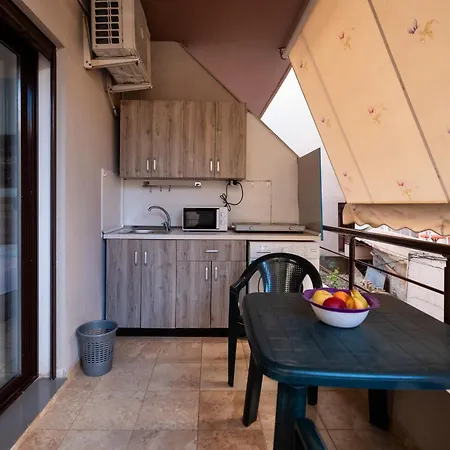 Balcony - Outdoor Kitchen - Uji I Ftohte Daire Avlonya